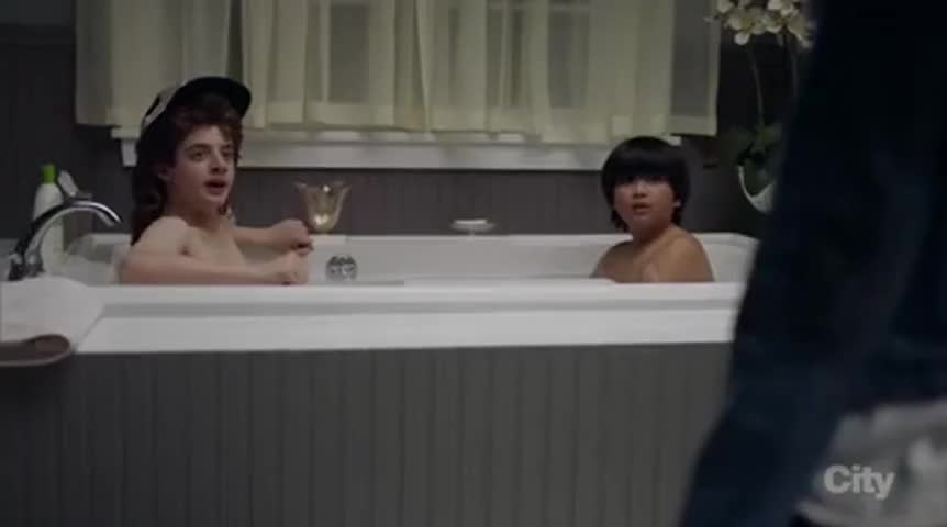 Сводный брат жарит сестру в ванне